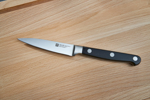 Zwilling Professional S, cuchillos en bandeja para exhibición y uso diario.