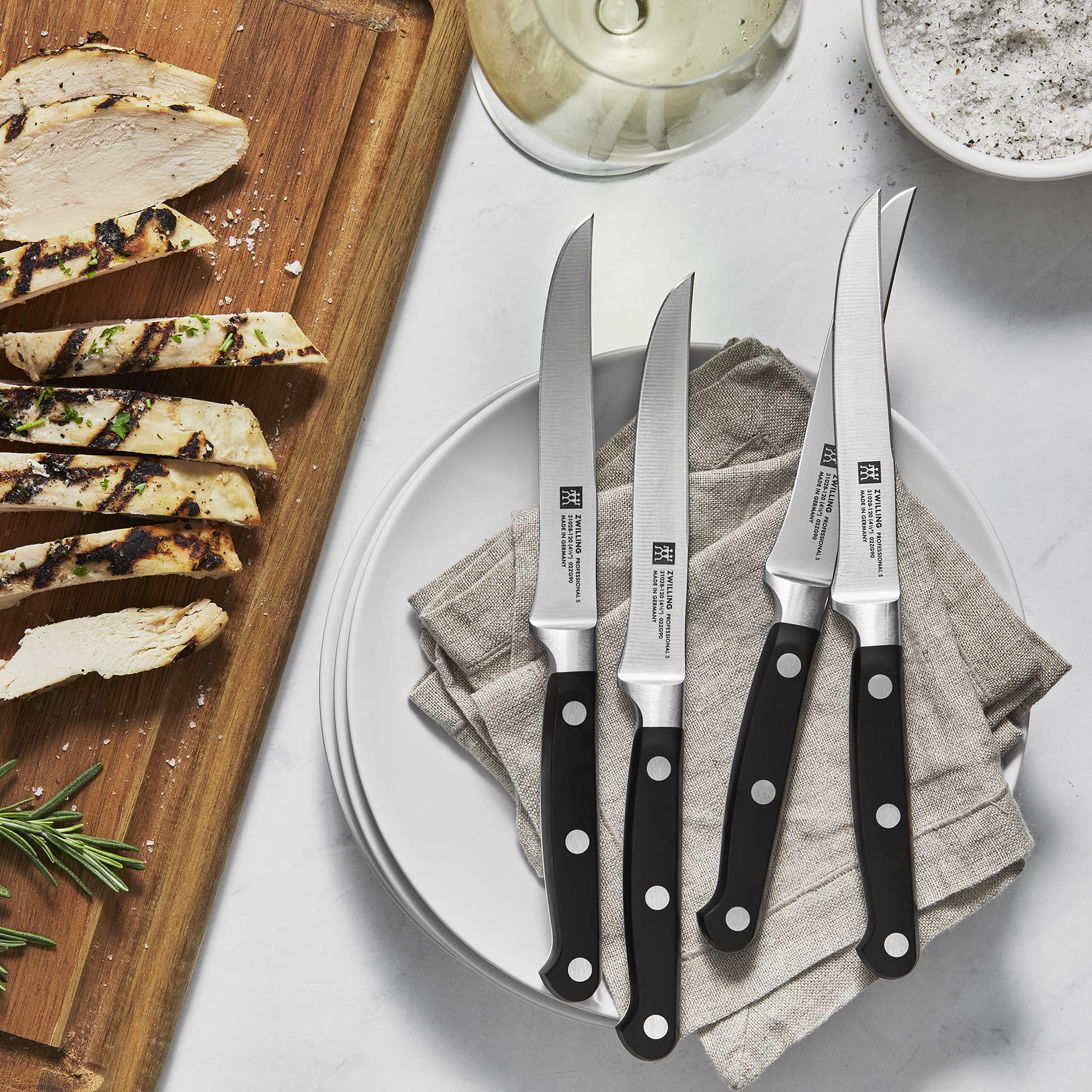 Cuchillo ZWILLING Profesional S con mango ergonómico de tres remaches para agarre estable.
