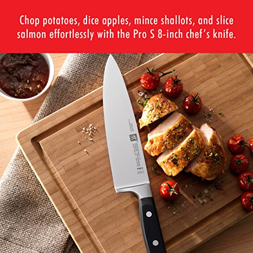 Zwilling Professional S, mango de tres remaches, agarre cómodo y control durante el corte.