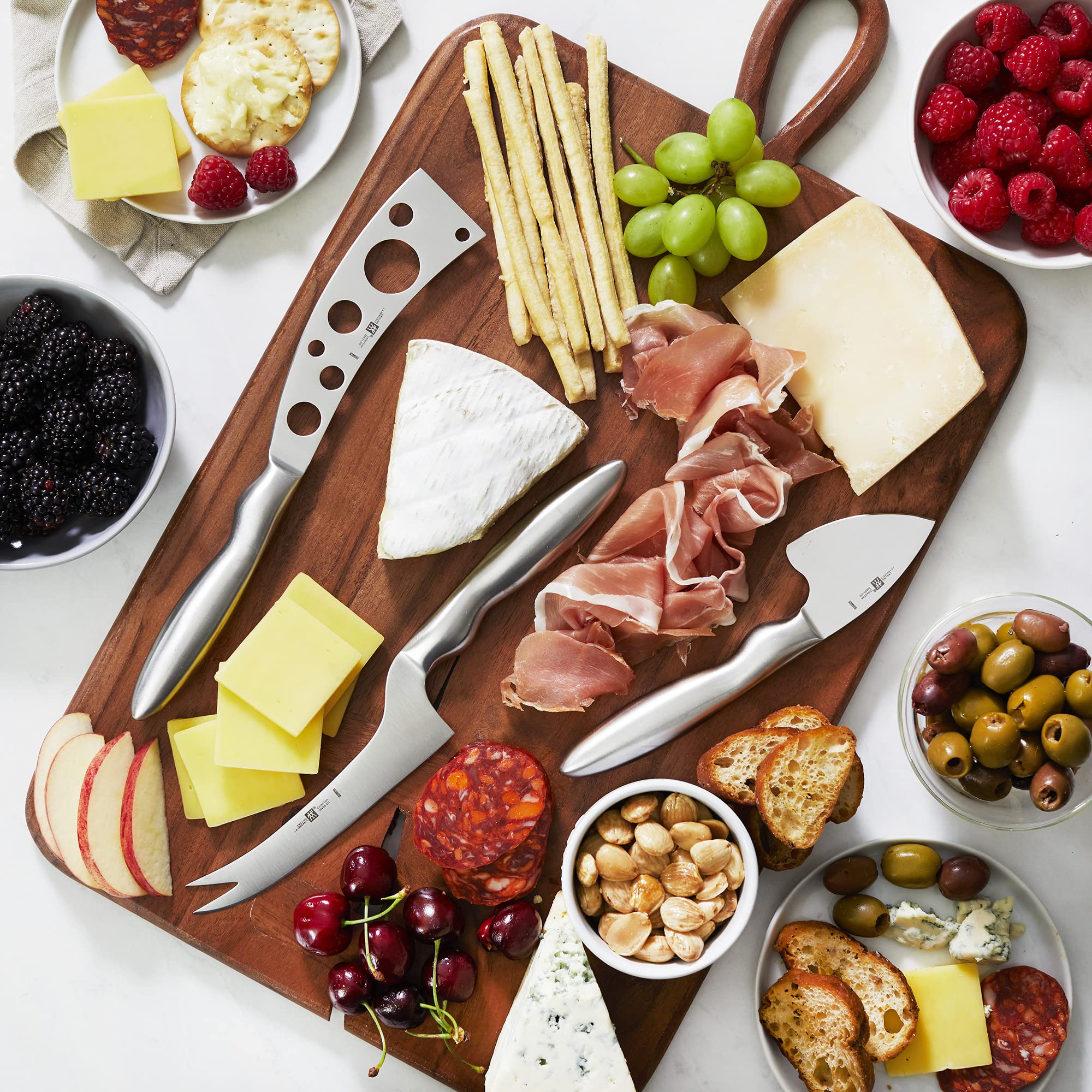 Tabla de charcutería ZWILLING con quesos, perfecta para presentaciones