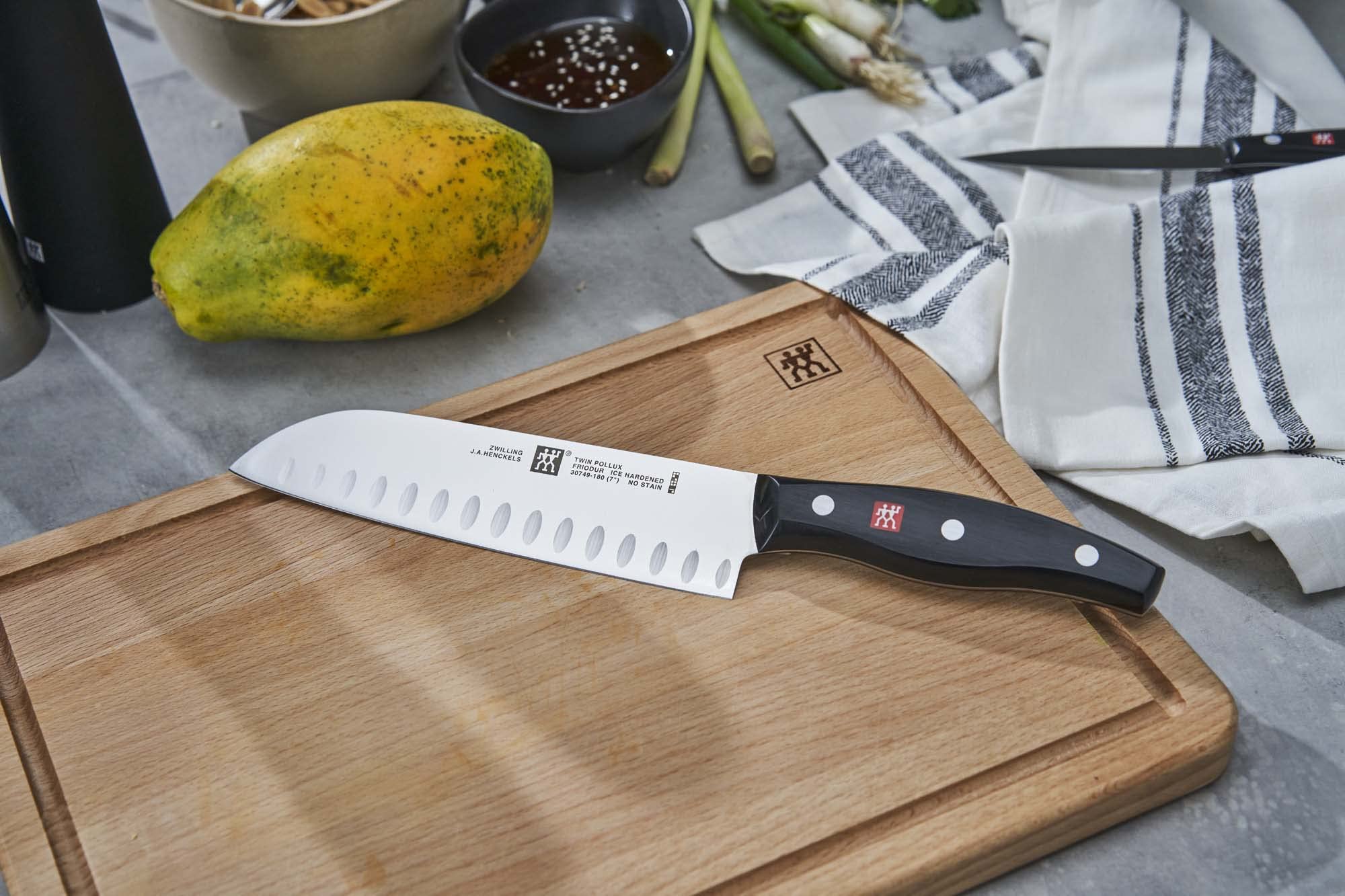 Corte rápido y controlado en la cocina con este cuchillo.
