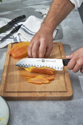 Cuchillo ZWILLING Twin Signature Santoku con acero alto carbono que evita manchas.