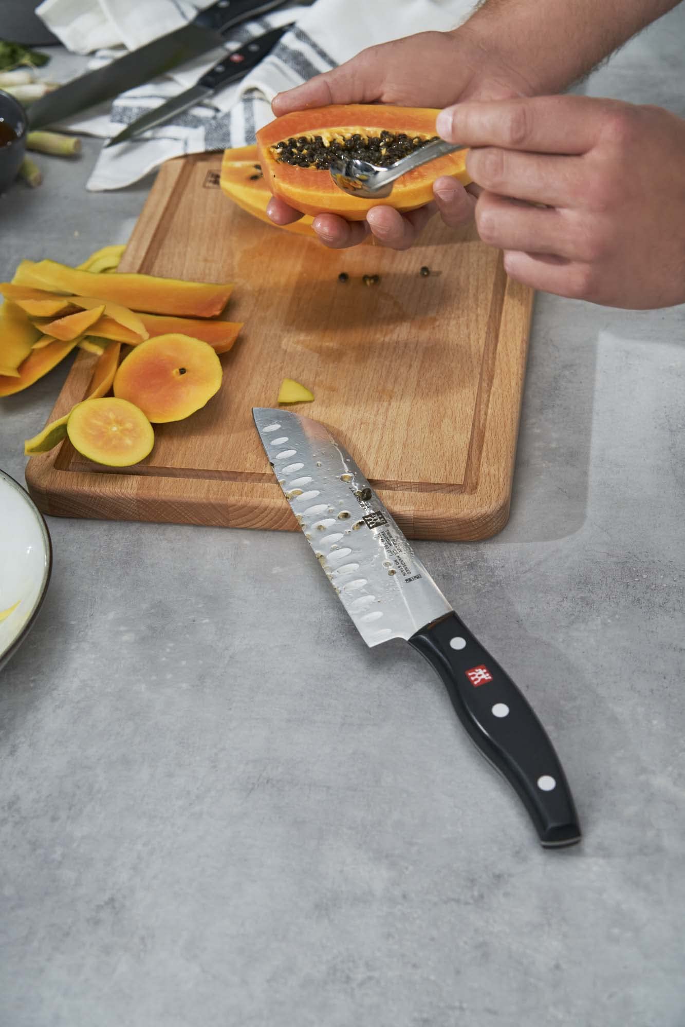 Cuchillo ZWILLING con endurecimiento por hielo FRIODUR para mayor durabilidad.