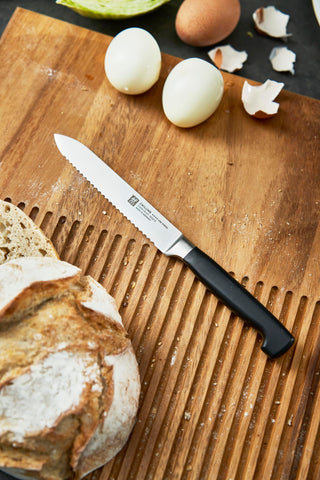 Zwilling cuchillo para cortar frutas y verduras con precisión y seguridad.