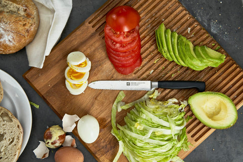 Zwilling cuchillo de utilidad con filo afilado para cortes precisos.