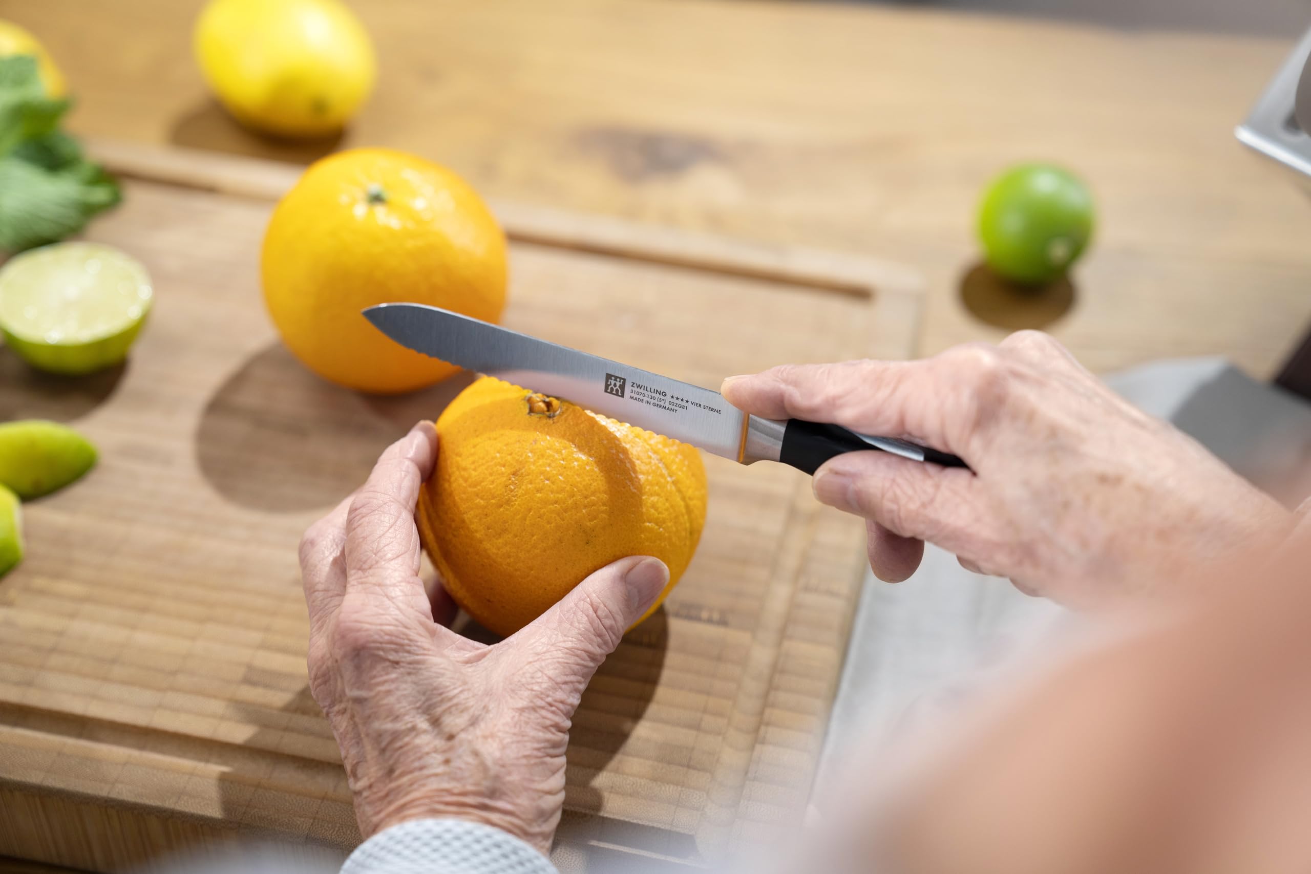 Zwilling hoja FRIODUR de acero endurecido para mayor durabilidad y resistencia.