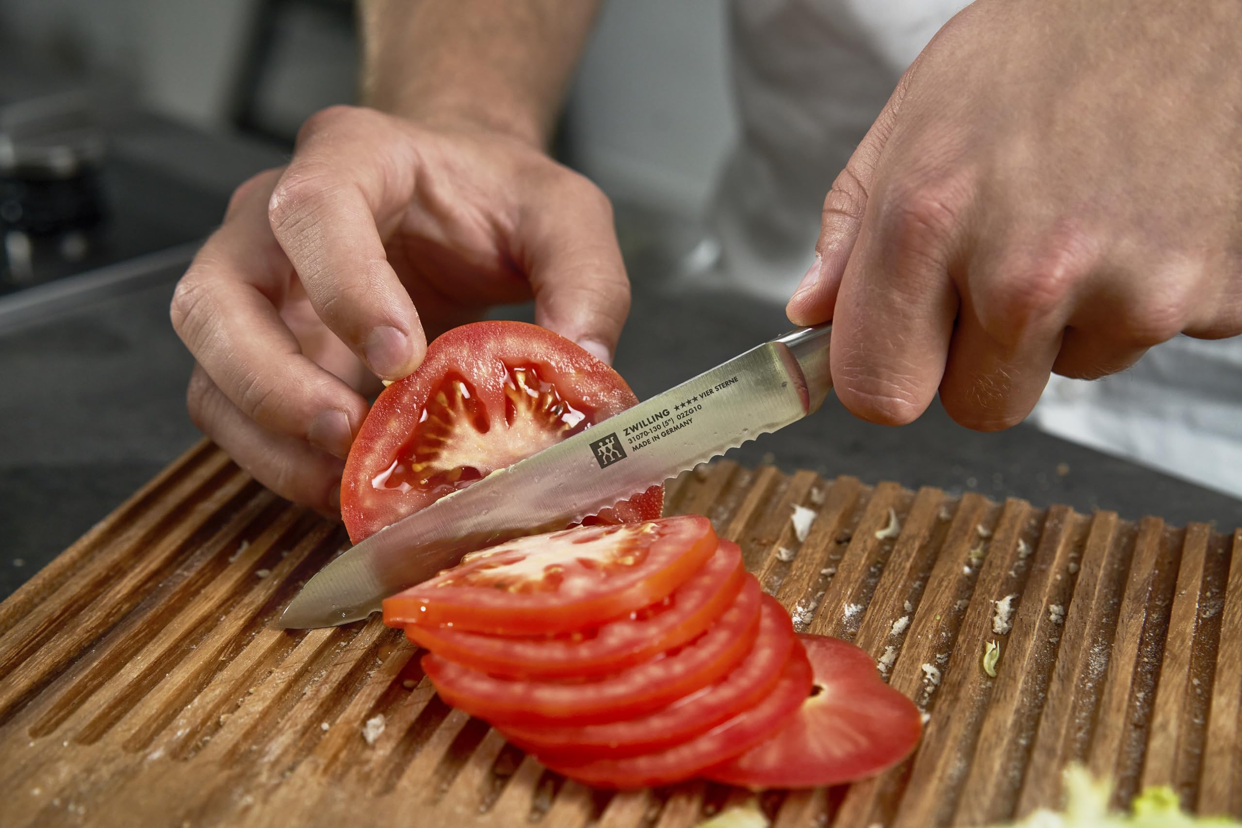 Zwilling mango ergonómico que reduce la fatiga durante preparaciones largas.