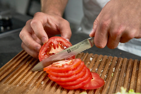 Zwilling mango ergonómico que reduce la fatiga durante preparaciones largas.