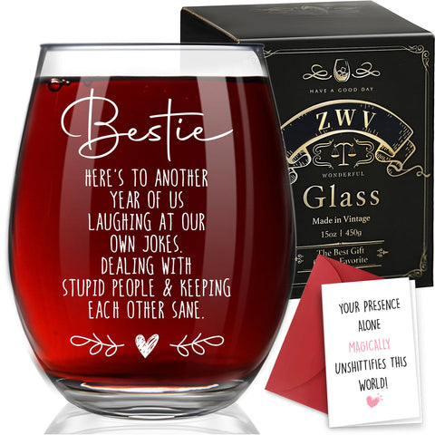 Vaso Bestie de ZWV, elegante frente a la mesa, ideal para brindar.