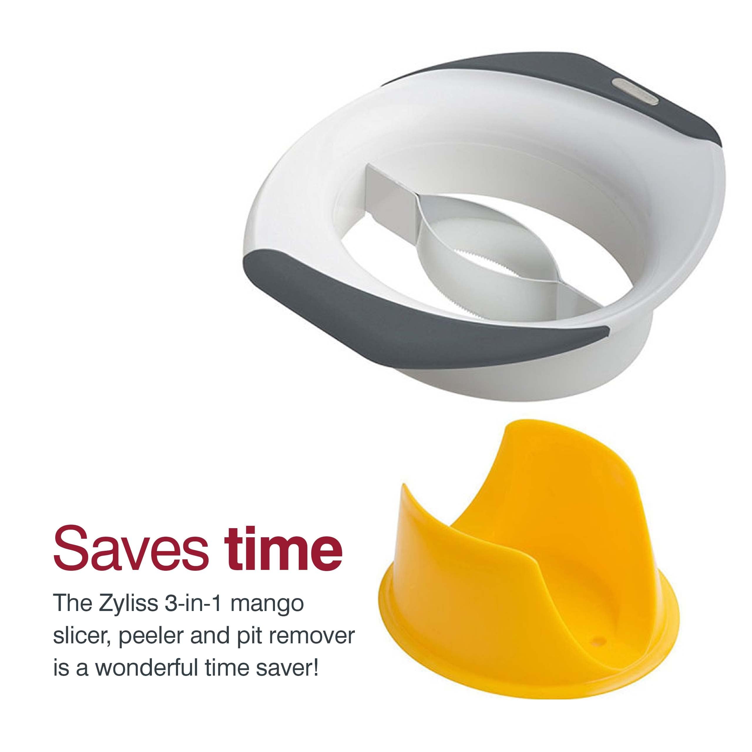 Zyliss accesorio de mango en uso, práctico para preparar frutas rápidamente.