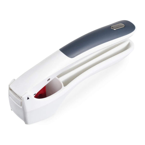 Zyliss prensa de ajo con mango ergonómico para prensar fácilmente.